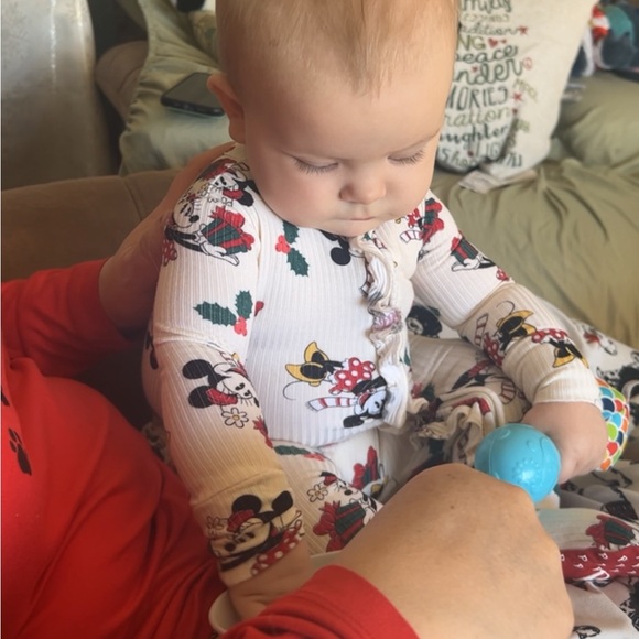 Posh Peanut Disney Minnie Mouse Holiday Ruffled Footie - Picture 4 of 5